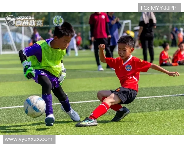 足球巨星背后故事揭秘 揭示球场背后不为人知的辛酸与荣耀 足球巨星背后故事揭秘 揭示球场背后不为人知的辛酸与荣耀